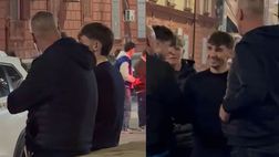 Gilmour torna a sorridere: si è fermato all’esterno del Maradona con gli amici – IL VIDEO