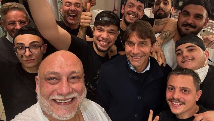 FOTO Prosegue il “pizza tour” di Conte: il tecnico azzurro a cena da “I Masanielli” - immagine 1