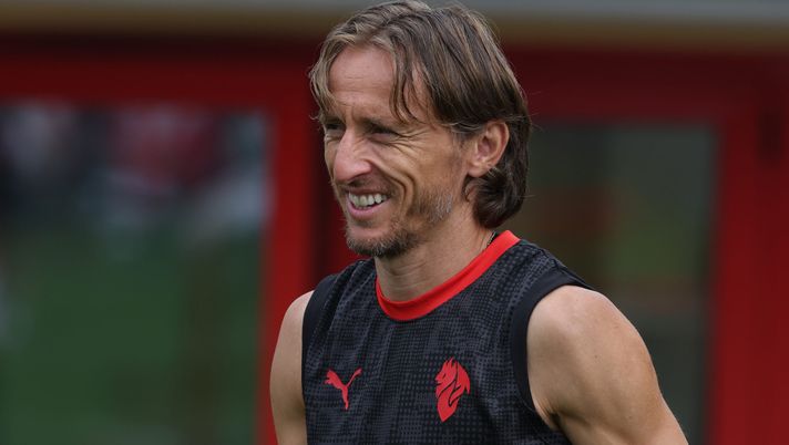 CAIRATE, ITALY - AUGUST 27: Luka Modric of AC Milan smiles during AC Milan training sesssion at Milanello on August 27, 2025 in Cairate, Italy. (Photo by Claudio Villa/AC Milan via Getty Images) Ancelotti su Modric: “Sono contentissimo che sia ancora su livelli altissimi” - immagine 1