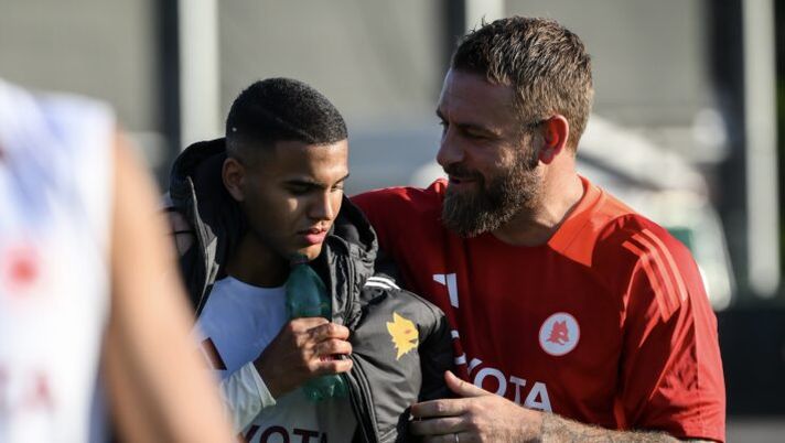 ROME, ITALY - JULY 09: AS Roma coach Daniele De Rossi and player Joao Costa during training session at Centro Sportivo Fulvio Bernardini on July 09, 2024 in Rome, Italy. (Photo by Luciano Rossi/AS Roma via Getty Images) Gazzetta: “Roma, questo giovane ha convinto tutti: chi è e come lo vede De Rossi” - immagine 1
