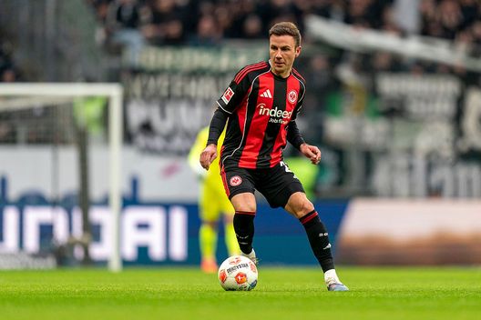 Götze rinnova con l’Eintracht Francoforte fino al 2028: “Resto per vincere un’altra coppa”- immagine 2