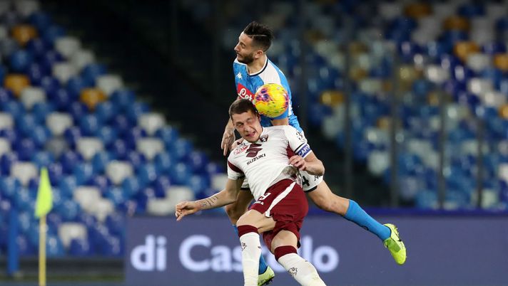 NAPLES, ITALY - FEBRUARY 29: Kostantinos Manolas of SSC Napoli competes for the ball with Andrea Belotti of Torino FC during the Serie A match between SSC Napoli and Torino FC at Stadio San Paolo on February 29, 2020 in Naples, Italy. (Photo by Francesco Pecoraro/Getty Images) Torino e Napoli, due squadre agli antipodi per mentalità e difficoltà - immagine 1
