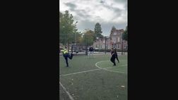 VIDEO / La polizia olandese ha segnato il gol più bello che vedrai oggi