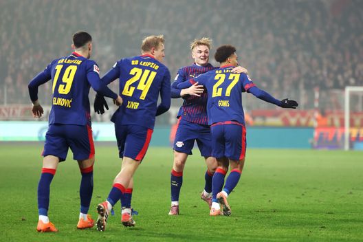 BERLIN, GERMANY - DECEMBER 12: Tidiam Gomis of RB Leipzig celebrates the team's first goal with teammates during the Bundesliga match between 1. FC Union Berlin and RB Leipzig at Stadion An der Alten Foersterei on December 12, 2025 in Berlin, Germany. (Photo by Boris Streubel/Getty Images) Lipsia-Leverkusen: dove vederla in diretta tv e streaming, probabili formazioni- immagine 3