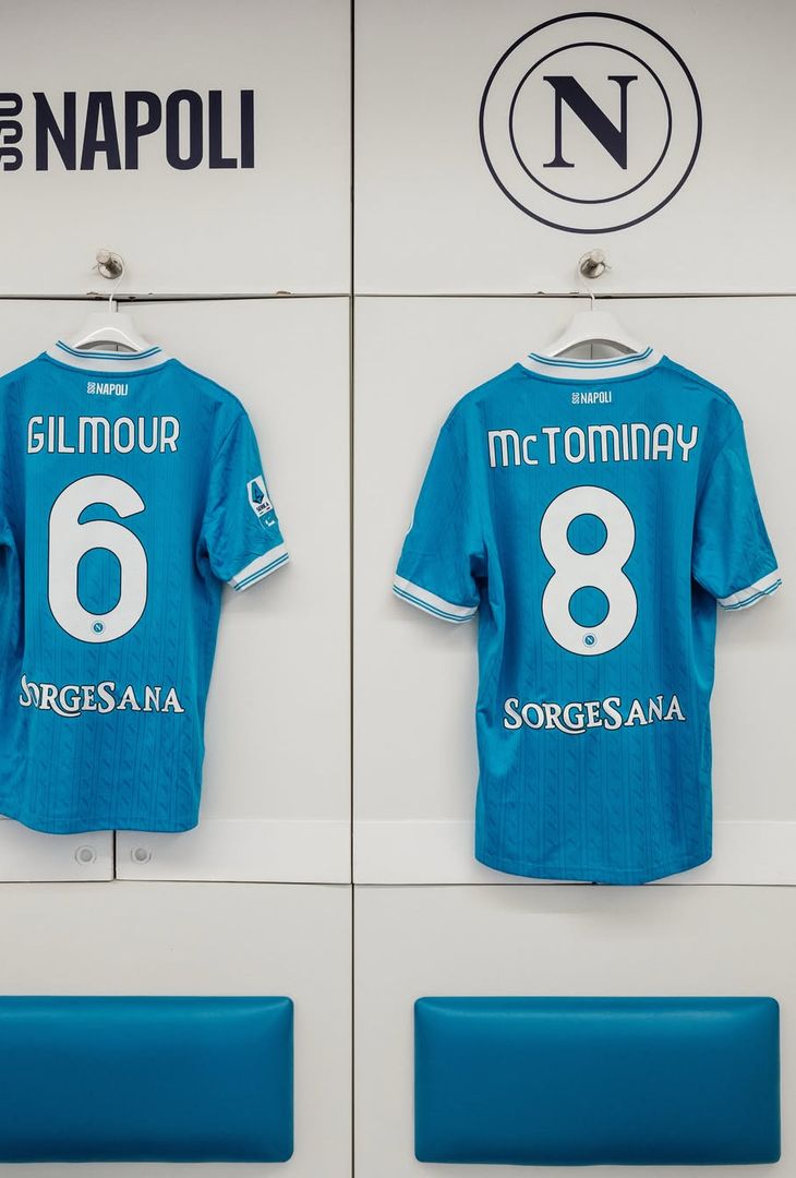 Sale l'attesa per il fischio d'inizio, fissato per le 20:45 odierne, di Napoli-Bologna, gara valevole per il posticipo della 36ª giornata del campionato 2025/26 di Serie A. Per l'occasione, la squadra di Antonio Conte, come dimostra una sequenza di fotografie pubblicata dall'admin dei social partenopei via Instagram, scenderà in campo con indosso la maglia azzurra.