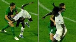 Kean espulso: gli tirano le treccine e lui reagisce con una gomitata (VIDEO)
