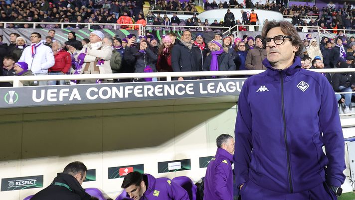 FLORENCE, ITALY - NOVEMBER 27: Head coach Paolo Vanoli manager of ACF Fiorentina looks on during the UEFA Conference League 2025/26 League Phase MD4 match between ACF Fiorentina and AEK Athens FC at Stadio Artemio Franchi on November 27, 2025 in Florence, Italy. (Photo by Gabriele Maltinti/Getty Images) Gazzetta su Vanoli: “I suoi concetti chiave. E c’è una cosa che lo fa infuriare” - immagine 1