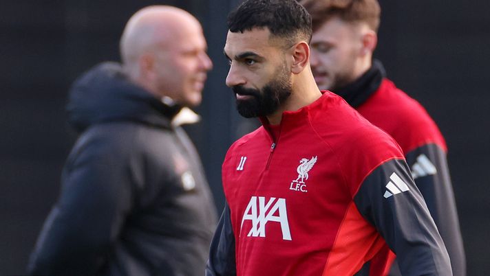 KIRKBY, ENGLAND - DECEMBER 08: Mohamed Salah of Liverpool looks on as Arne Slot, Manager of Liverpool, is seen during a Liverpool Training Session at AXA Training Centre on December 08, 2025 in Kirkby, England. (Photo by Lewis Storey/Getty Images) Liverpool-Salah, caso rientrato con un assist decisivo. Slot lo elogia: “Avevamo bisogno di lui” - immagine 1