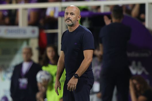 FLORENCE, ITALY - AUGUST 31: Head coach Vincenzo Italiano manager of ACF Fiorentina looks on during the UEFA Conference League play-off round, second leg match between ACF Fiorentina and Rapid Wien at Artemio Franchi Stadium on August 31, 2023 in Florence, Italy. (Photo by Gabriele Maltinti/Getty Images) Biasin: “Il gioco di Italiano è letale per l’Inter. Fiorentina squadra ostica”- immagine 2