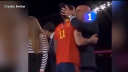 VIDEO / Bufera su Rubiales, bacia la calciatrice Hermoso