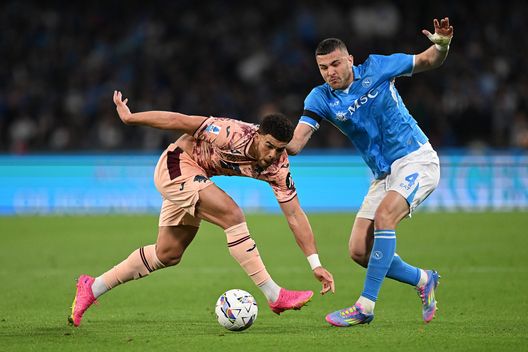 NAPLES, ITALY - APRIL 27: Che Adams of Torino battles for possession with Alessandro Buongiorno of Napoli during the Serie A match between Napoli and Torino at Stadio Diego Armando Maradona on April 27, 2025 in Naples, Italy. (Photo by Francesco Pecoraro/Getty Images)