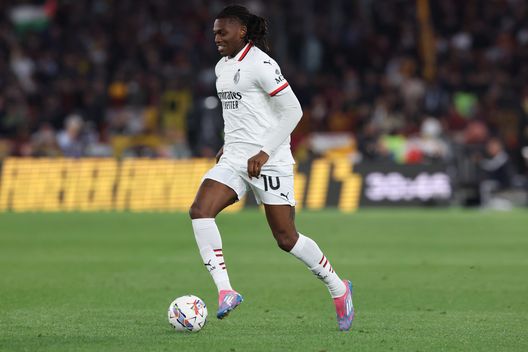 ROMA, ITALIA - MAGGIO 18: Rafael Leao del Milan durante la partita contro la Roma ( Foto di Claudio Villa/AC Milan via Getty Images) L’addio di Ranieri, l’orgoglio della Roma e il tracollo del Milan- immagine 3
