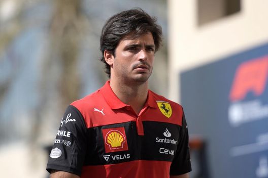Getty Carlos Sainz, prima del GP di Las Vegas sosta alle Bahamas tra mare, surf e golf: le foto- immagine 2