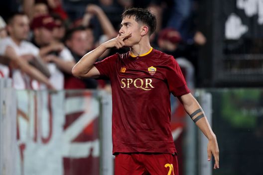 ROME, ITALY - JUNE 04: Paulo Dybala of AS Roma celebrates after scoring their sides second goal from the penalty spot during the Serie A match between AS Roma and Spezia Calcio at Stadio Olimpico on June 04, 2023 in Rome, Italy. (Photo by Paolo Bruno/Getty Images) Roma, Paredes si sbilancia: “Voglio portare Dybala con me al Boca” - immagine 1