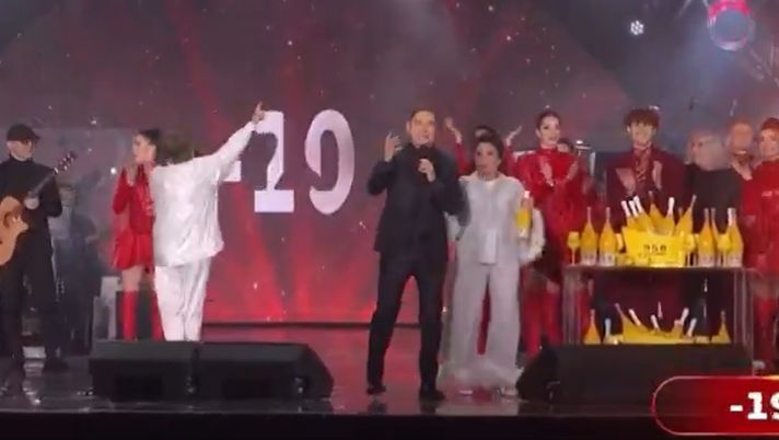 Fuorionda al Capodanno Rai, Angelo dei Ricchi e Poveri insulta i fonici: “Teste di c….!” Fuorionda al Capodanno Rai, Angelo dei Ricchi e Poveri insulta i fonici: “Teste di c….!” - immagine 1