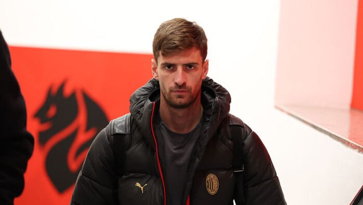 MILAN, ITALY - DECEMBER 14: Matteo Gabbia of AC Milan arrives before the Serie A match between AC Milan and US Sassuolo Calcio at Giuseppe Meazza Stadium on December 14, 2025 in Milan, Italy. (Photo by Claudio Villa/AC Milan via Getty Images) BREAKING – Milan, ecco l’esito degli esami strumentali di Gabbia e cosa filtra sui tempi di recupero - immagine 1