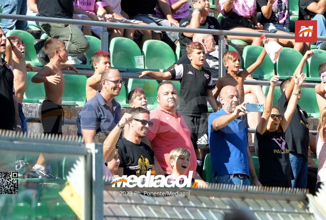 FOTOTIFO Palermo-Sudtirol 2-1, gli scatti ai tifosi al “Renzo Barbera” (GALLERY) - immagine 71