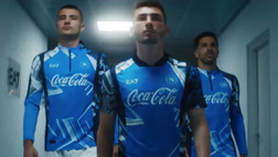 Il Napoli presenta la nuova maglia pre-match: clip spettacolare con Starace