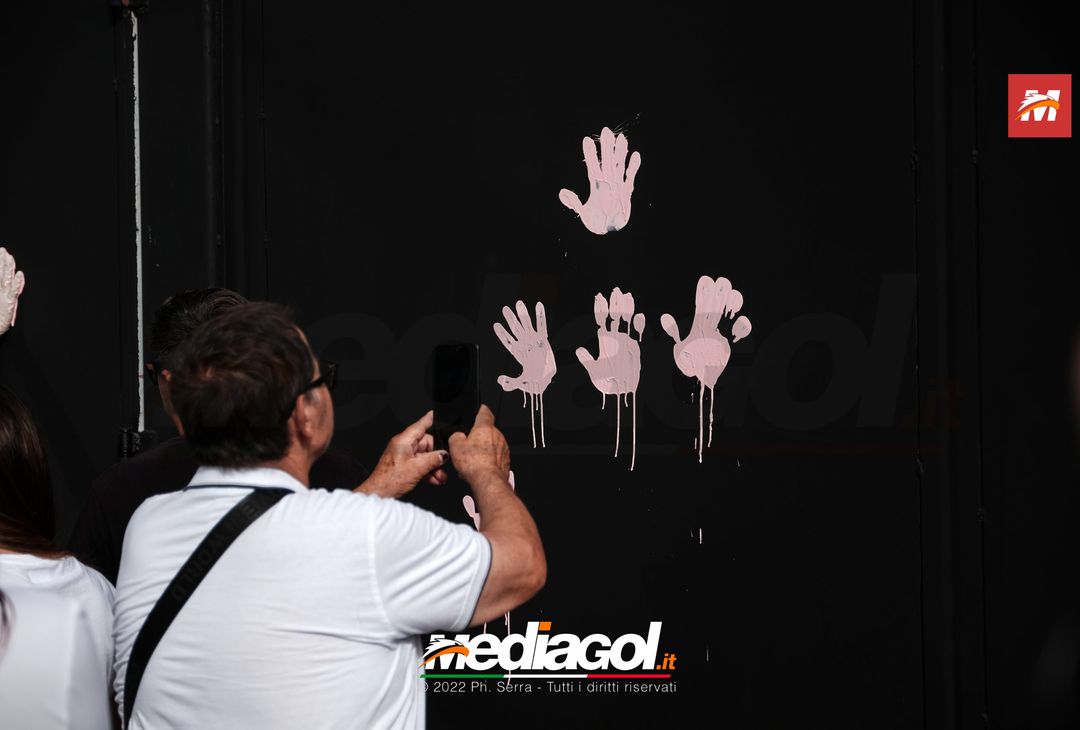 FOTO Palermo, le impronte rosa sul murales del ‘Renzo Barbera’ (Gallery) - immagine 17