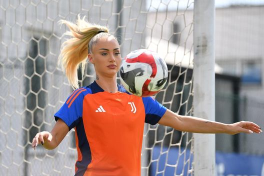 Alisha Lehmann si presenta alla Juve: “Per me e Douglas essere insieme nello stesso club è un sogno” Alisha Lehmann si presenta alla Juve: “Per me e Douglas essere insieme nello stesso club è un sogno” - immagine 1