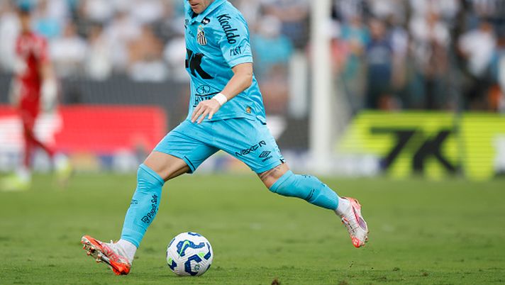 SANTOS, BRAZIL - JUNE 01: Benjamin Rollheiser of Santos controls the ball during a match between Santos and Botafogo as part of Brasileirao 2025 at Urbano Caldeira Stadium (Vila Belmiro) on June 01, 2025 in Santos, Brazil. (Photo by Miguel Schincariol/Getty Images) Santos, Rollheiser non incide e arrivano i primi dubbi: “Vale gli 11 milioni?” - immagine 1
