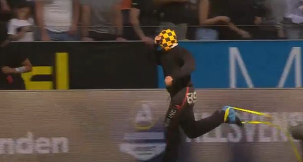 Svezia, follia in AIK Solna-Malmö: striscioni in fiamme e risse sugli spalti tra ultras- immagine 3