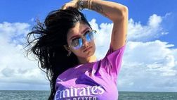Mia Khalifa posa con la terza maglia del Milan: tifosi rossoneri scatenati