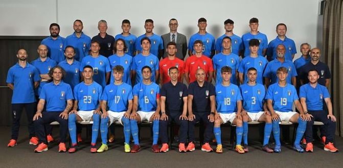 ŠAMORÍN-ČILISTOV, SLOVAKIA - June 16: The Italy squad and team management during an Italy squad portrait session before the UEFA European Under-19 Championship Finals, on June 16, 2022 at Hotel X-Bionic Sphere, Šamorín-Čilistov, Slovakia. (Photo by Seb Daly - UEFA/UEFA via Sportsfile)