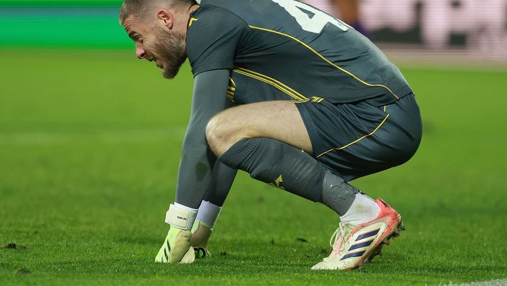 FLORENCE, ITALY - NOVEMBER 27: David de Gea goalkeeper of ACF Fiorentina reacts during the UEFA Conference League 2025/26 League Phase MD4 match between ACF Fiorentina and AEK Athens FC at Stadio Artemio Franchi on November 27, 2025 in Florence, Italy. (Photo by Gabriele Maltinti/Getty Images) Gazzetta: “Non gioca, non corre e non difende. La Fiorentina non esiste” - immagine 1