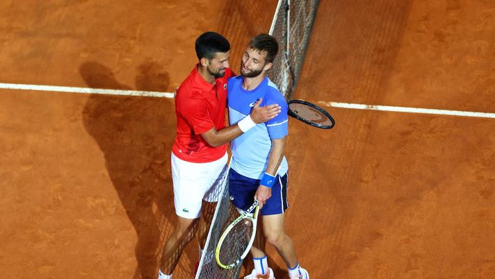 Internazionali d’Italia, Djokovic colpito da una borraccia in testa - immagine 1