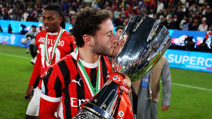 RIYADH, SAUDI ARABIA - JANUARY 06: Davide Calabria of AC Milan celebrates with the Italian Super Cup Trophy after his team's victory in the Italian Super Cup Final between FC Internazionale and AC Milan at Kingdom Arena on January 06, 2025 in Riyadh, Saudi Arabia. (Photo by Yasser Bakhsh/Getty Images) Calabria, il filo che unisce Bologna e Milan: dall’addio rossonero alla rinascita in Grecia - immagine 1