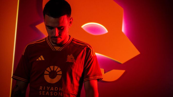 Le Fée e le orme francesi: posa con la maglia di Candela a Trigoria – FOTO - immagine 1