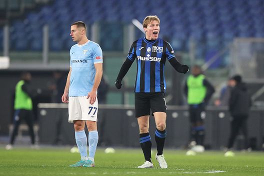 ROMA, ITALIA - 11 FEBBRAIO: Rasmus Hojlund dell'Atalanta BC esulta dopo aver segnato il secondo gol della sua squadra durante la partita di Serie A tra SS Lazio e Atalanta BC allo Stadio Olimpico l'11 febbraio 2023 a Roma, Italia. (Foto di Paolo Bruno/Getty Images) Lazio-Atalanta, i tre momenti iconici della sfida- immagine 4