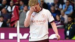 De Bruyne, foto in stampelle e amarezza dopo l’infortunio: “Un duro colpo”