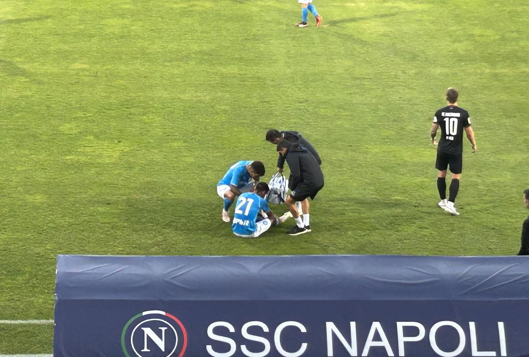 Termina il match di Politano con l'Augsburg: il giocatore esce zoppicante