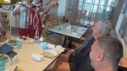 Totti e Baggio, pranzo e risate sotto le note di ‘O Saracino