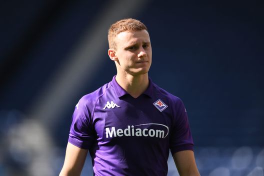 PRESTON, ENGLAND - JULY 27: Pietro Comuzzo of ACF Fiorentina looks on during the pre-season friendly match between Preston North End and ACF Fiorentina at Deepdale on July 27, 2024 in Preston, England. (Photo by Ben Roberts Photo/Getty Images) VN – Kouamè resta e rinnova, la Fiorentina ha detto no all’Olympiacos- immagine 2