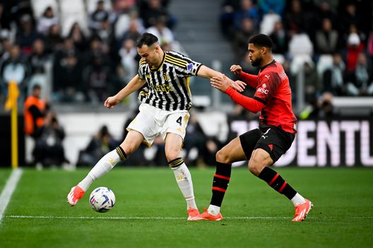 TURIN, ITALY - APRIL 27: Federico Gatti of Juventus fights for the ball with Ruben Loftus Cheek of AC Milan during the Serie A TIM match between Juventus and AC Milan at Allianz Stadium on April 27, 2024 in Turin, Italy. (Photo by Daniele Badolato - Juventus FC/Juventus FC via Getty Images)
