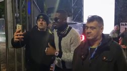 VIDEO / Thuram, che look: l’arrivo alla festa di Natale dell’Inter