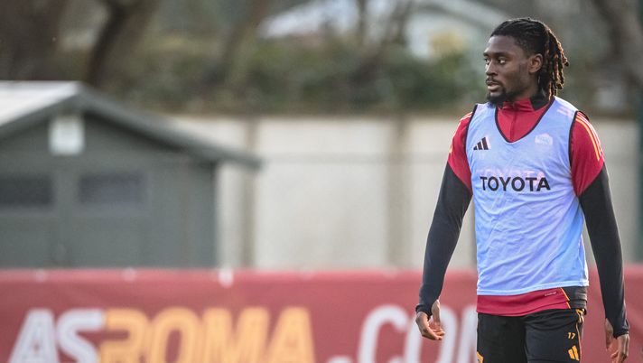 ROME, ITALY - JANUARY 15: AS Roma player Manu Koné during training session at Centro Sportivo Fulvio Bernardini on January 15, 2026 in Rome, Italy. (Photo by Luciano Rossi/AS Roma via Getty Images) GdS – Koné via da Roma anche con la CL, l’Inter ha un piano e due possibili jolly - immagine 1