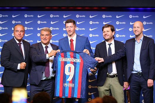 Rafael Yuste nel giorno della presentazione di Robert Lewandowski al Barcellona. (Photo by Eric Alonso/Getty Images) Barcellona, Rafael Yuste sul tesseramento dei nuovi acquisti: “Stiamo delineando nuove entrate”- immagine 2