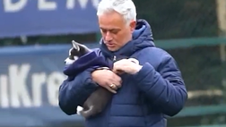 Fenerbahce, sorpresa all’allenamento: Mourinho si presenta con un cucciolo di Husky