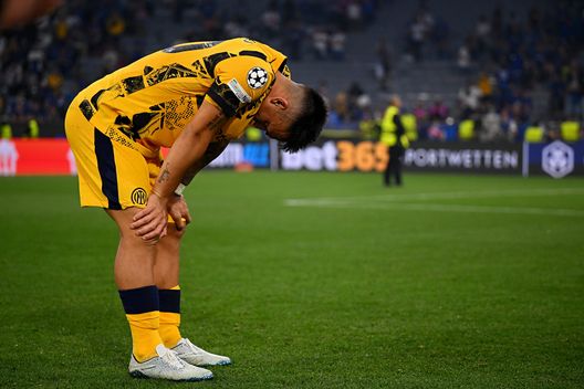 Lautaro Martinez deluso dopo la finale persa contro il PSG (Photo by Mattia Ozbot - Inter/Inter via Getty Images) Champions League, PSG-Inter senza storia: le altre finali con lo scarto più ampio- immagine 2