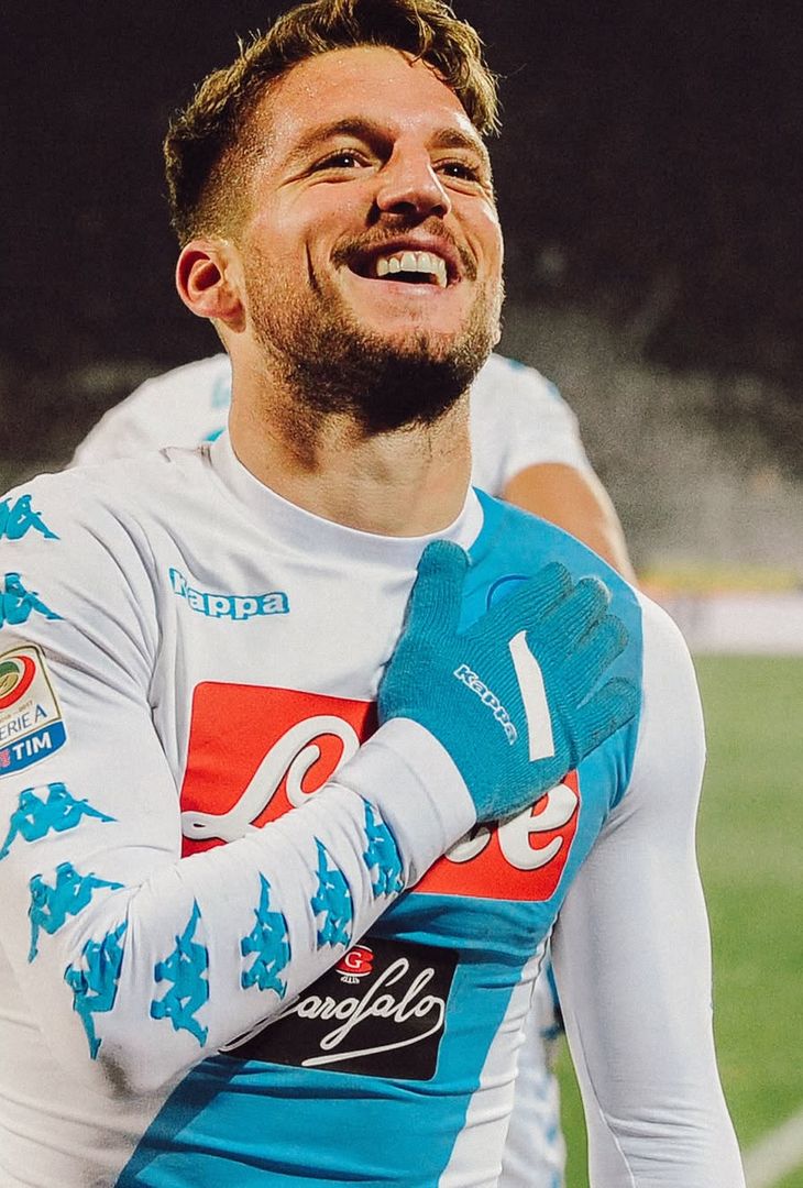 Poco più di 48 ore separano Fiorentina-Napoli dal suo fischio d'inizio. Valevole per la 3ª giornata di Serie A, la gara andrà in scena domani, sabato 13 settembre, alle 20:45. Nel frattempo, per smorzare l'attesa, l'account Instagram della società partenopea ha pubblicato un post composto da ben dieci fotografie, una per ogni battaglia che ha avuto per protagoniste, sotto i riflettori dello Stadio Artemio Franchi, la compagine gigliata e quella azzurra. Un viaggio che parte dalla stagione 2013/14 e che termina con lo scontro più recente: quello dell'annata 2024/25.