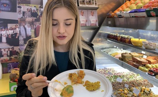 CRISTINA & MASSIMO ARTISTI DEL VEGETARIANO Un vero negozio della salute, dove si sperimenta la cucina slow-food a base vegana e vegetariana. La zucca in saor, gli humus, l'insalata di quinoa con fichi, e tantissime ricette di stagione preparate da Cristina, ormai una delle regine incontrastate del Sotto Salone. PADOVA GOURMET | Le migliori botteghe sotto il Salone nel 2020- immagine 4