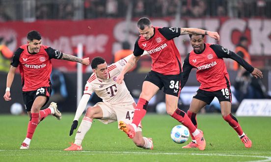 Musiala del Bayern Monaco viene contrastato da Palacios, Xhaka e Tella del Leverkusen durante il match di Bundesliga, il 15 febbraio 2025 a Leverkusen, Germania. (Foto di Stuart Franklin/Getty Images) ESCLUSIVA Milan, Arens: “Contatti Tare-entourage, ma Xhaka è fondamentale per Ten Hag”- immagine 2