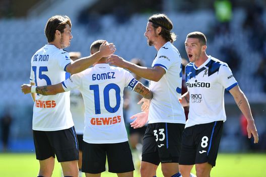 TURIN, ITALY - SEPTEMBER 26: Alejandro Dario Gomez (C) of Atalanta BC celebrates a goal with team mates during the Serie A match between Torino FC and Atalanta BC at Stadio Olimpico di Torino on September 26, 2020 in Turin, Italy. (Photo by Valerio Pennicino/Getty Images)