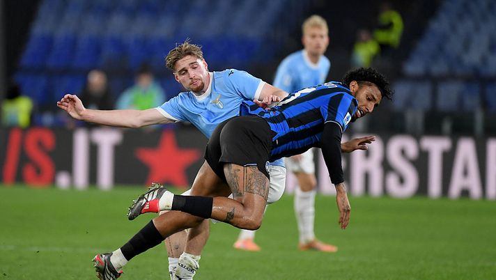ROME, ITALY - FEBRUARY 14: Kenneth Taylor of SS Lazio competes for the ball with Ederson of Atalanta BC during the Serie A match between SS Lazio and Atalanta BC at Stadio Olimpico on February 14, 2026 in Rome, Italy. (Photo by Marco Rosi - SS Lazio/Getty Images) Lazio-Atalanta, dove vedere la semifinale d’andata di Coppa Italia in tv e streaming LIVE - immagine 1