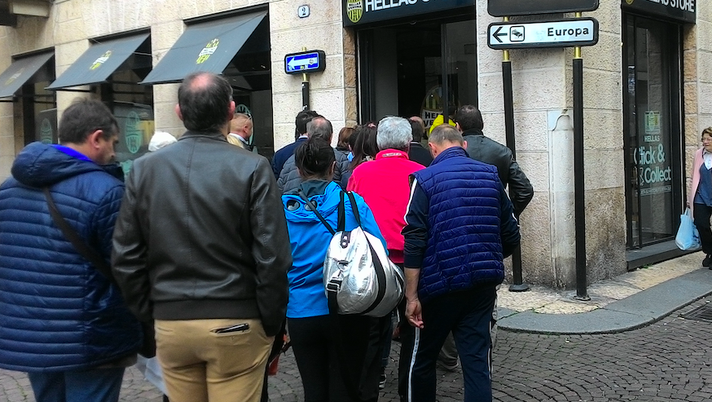 Verona-Cittadella, coda all’Hellas Store per i biglietti  Verona-Cittadella, coda all’Hellas Store per i biglietti - immagine 1