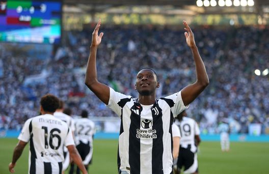 Randal Kolo Muani, attaccante della Juventus, esulta per il suo settimo gol in Serie A. (Foto di Paolo Bruno/Getty Images) Lazio-Juventus tra noia e polemiche: a sorridere è solo la Roma- immagine 2